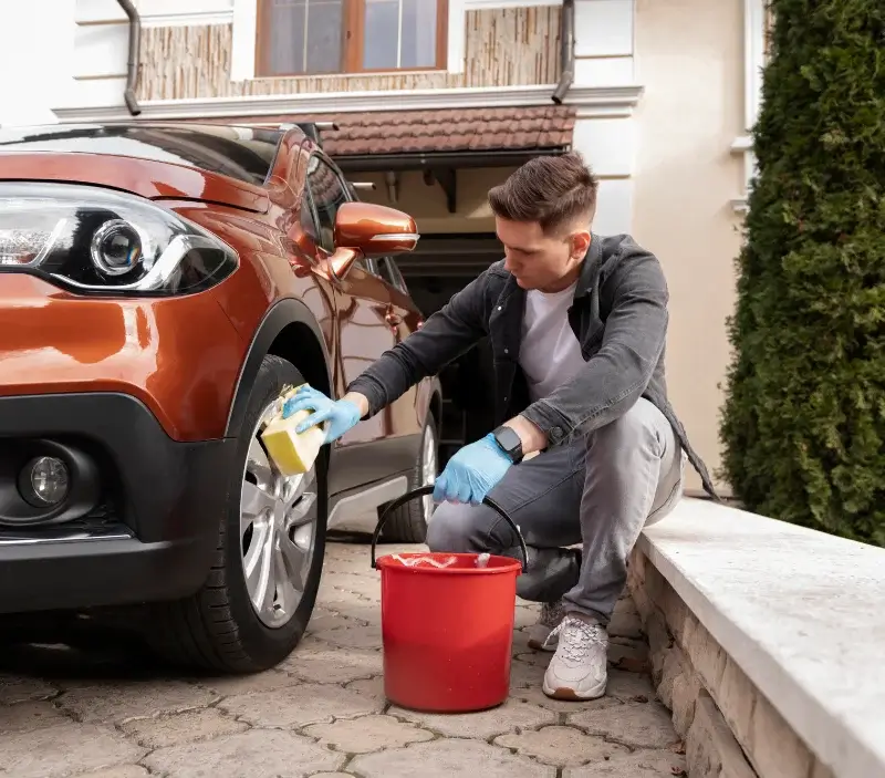 Lavage auto à domicile Saint-Laurent-de-la-Salanque : professionnel intervenant sur un véhicule